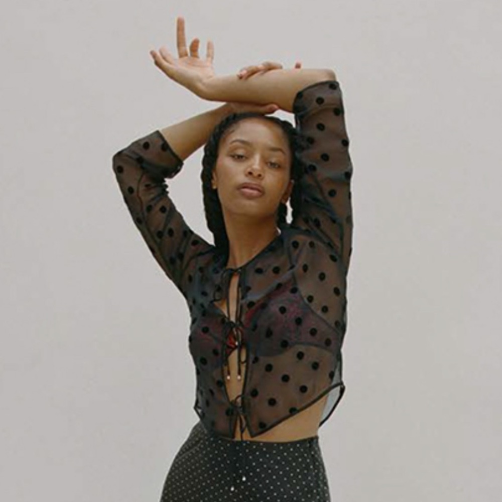 The Poppy Blouse Devoré Super Dot
Claudia Schiffer x Réalisation